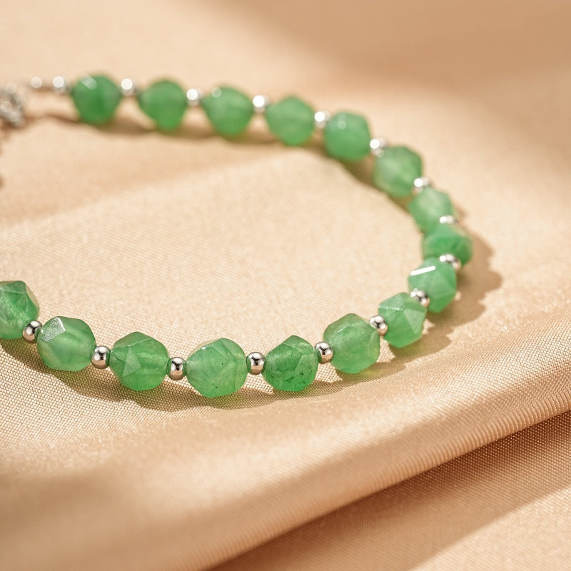 Bracelet Aventurine Jardin d’Abondance en argent avec des perles facetées vert jade et des petites perles argentées.
