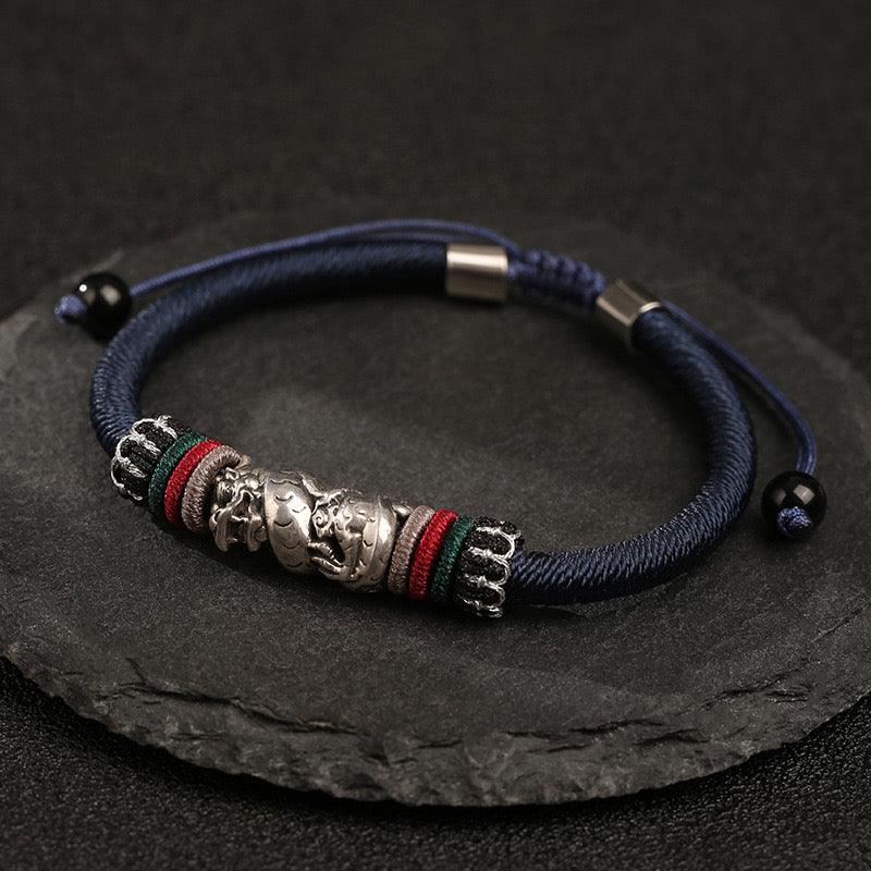 Bracelet cordon bleu avec esprit du dragon en argent et détails colorés