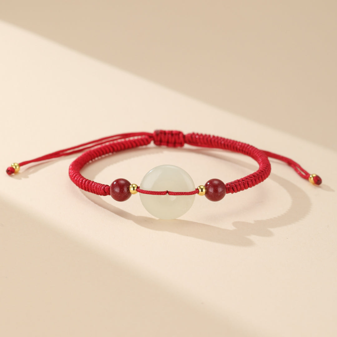 Bijou artisanal tibétain: Bracelet ajustable en jade blanc et cinabre, tressé à la main avec fil coulissant, disponible en rouge bordeaux, rouge vif ou noir.
