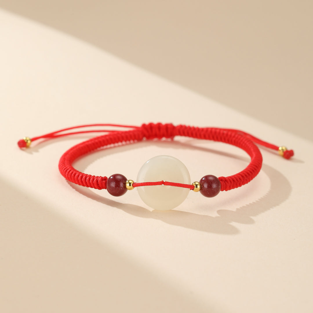 Bracelet Cordon Jade et Cinabre inspiré du Tibet, avec ses vertus apaisantes et d'ancrage, idéal pour homme et femme grâce à son nœud coulissant ajustable.