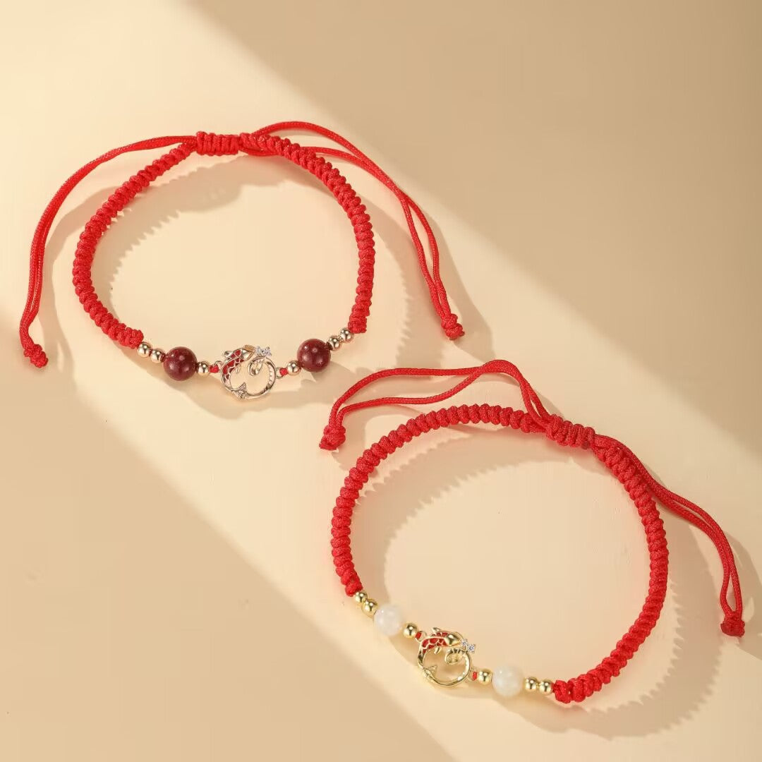 Bracelet cordon rouge avec perles de jade, cinabre et fermoir serpent en argent plaqué or, symbole de fortune.