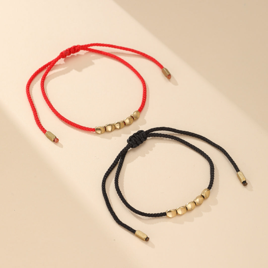 Bracelet couple fil rouge du destin, ajustable, avec perles dorées en cuivre, symbolisant un lien profond et éternel pour amis ou amoureux. Idéal pour un cadeau d'anniversaire.