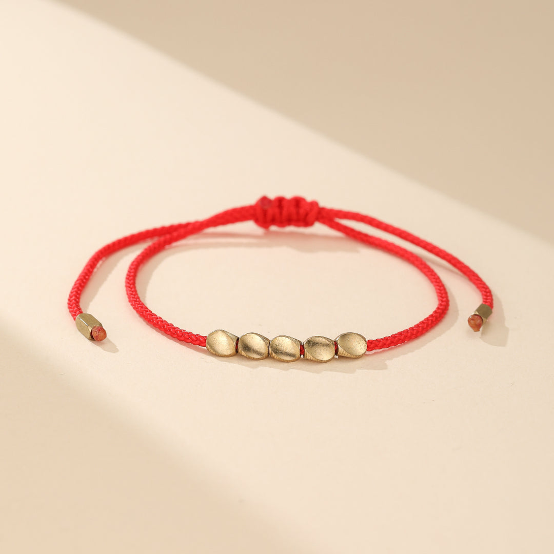 Bracelet minimaliste en fil rouge tressé et perles dorées, design épuré et sobre, parfait pour affirmer une connexion forte entre deux personnes. Confortable et facile à porter au quotidien.