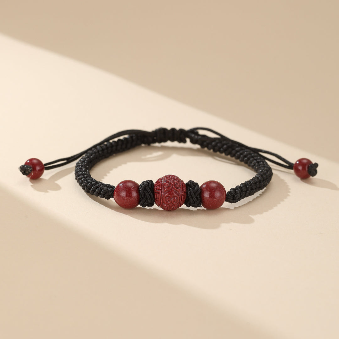 Bracelet ajustable Amour Zen en cinabre et fil rouge, idéal comme cadeau symbolique pour couples cherchant vitalité, amour et connexion profonde au poignet.