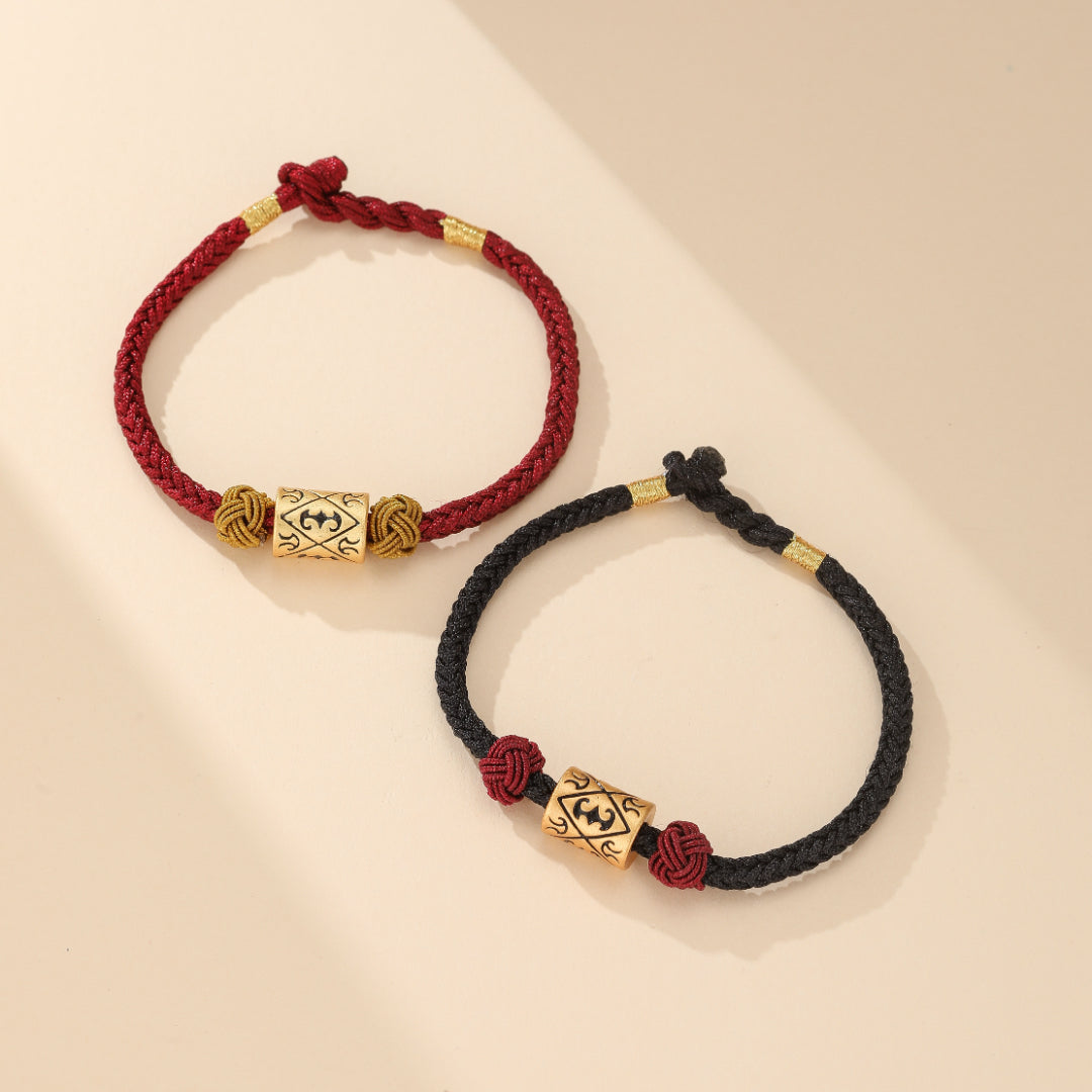 Bracelet couple en fil rouge et argent S999, symbolisant l'amour et la protection mutuelle pour les partenaires.
