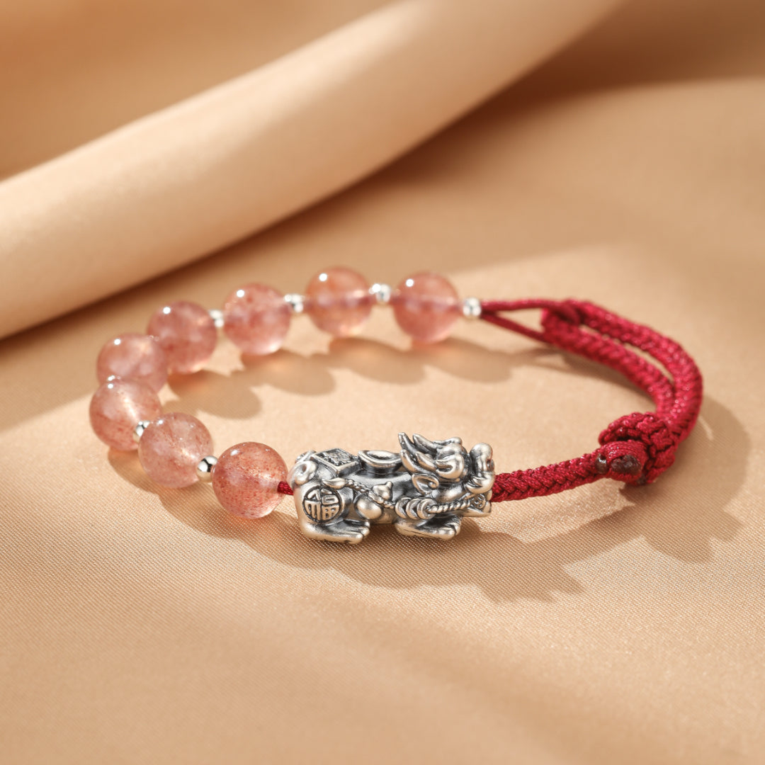 Bracelet couple Pi Xiu en pierre de fraise et fil rouge, ornement argenté symbolisant la richesse et la protection.