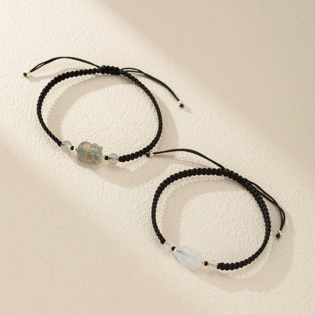 Bracelet couple en Pierre de Lune et Labradorite, avec Pi Xiu sculpté, symbolisant prospérité, argent et harmonie. Un lien énergétique fort pour renforcer votre connexion.