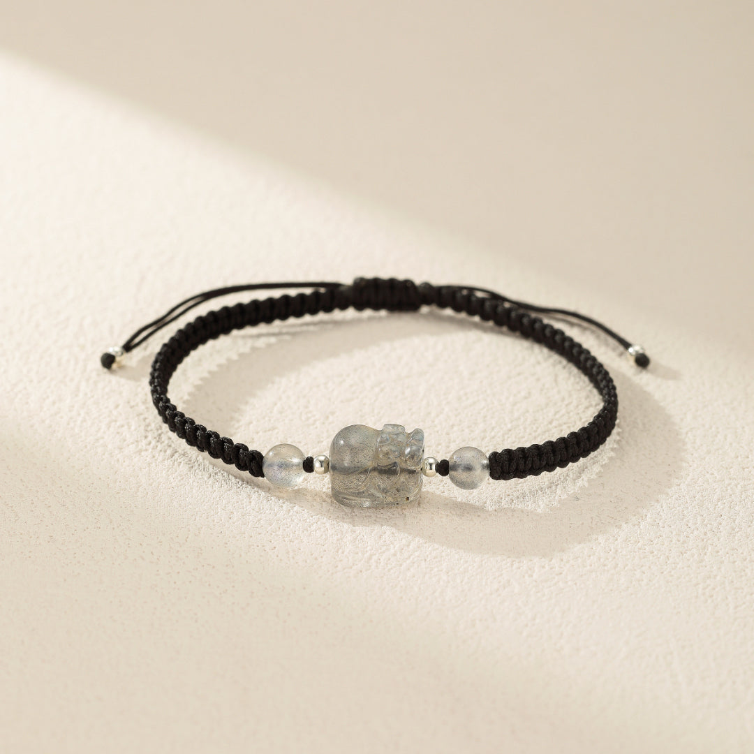 Duo de bracelets tissés à la main, ornés d'un Pi Xiu protecteur en Pierre de Lune et Labradorite. Attire la fortune et équilibre les énergies pour le couple.