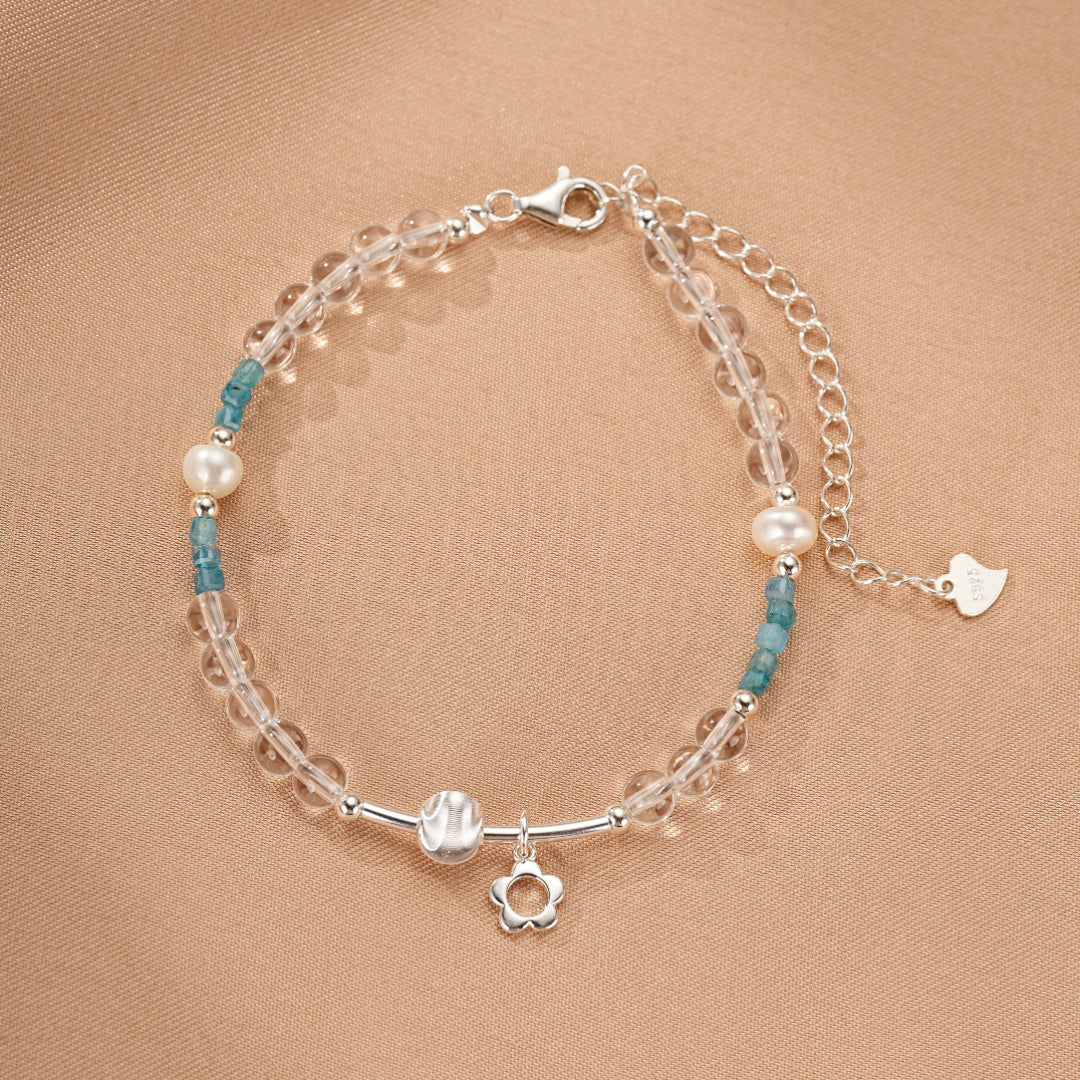 Bracelet en cristal de roche, apatite et perle d'eau douce, avec un fermoir mousqueton en argent et un pendentif fleur.