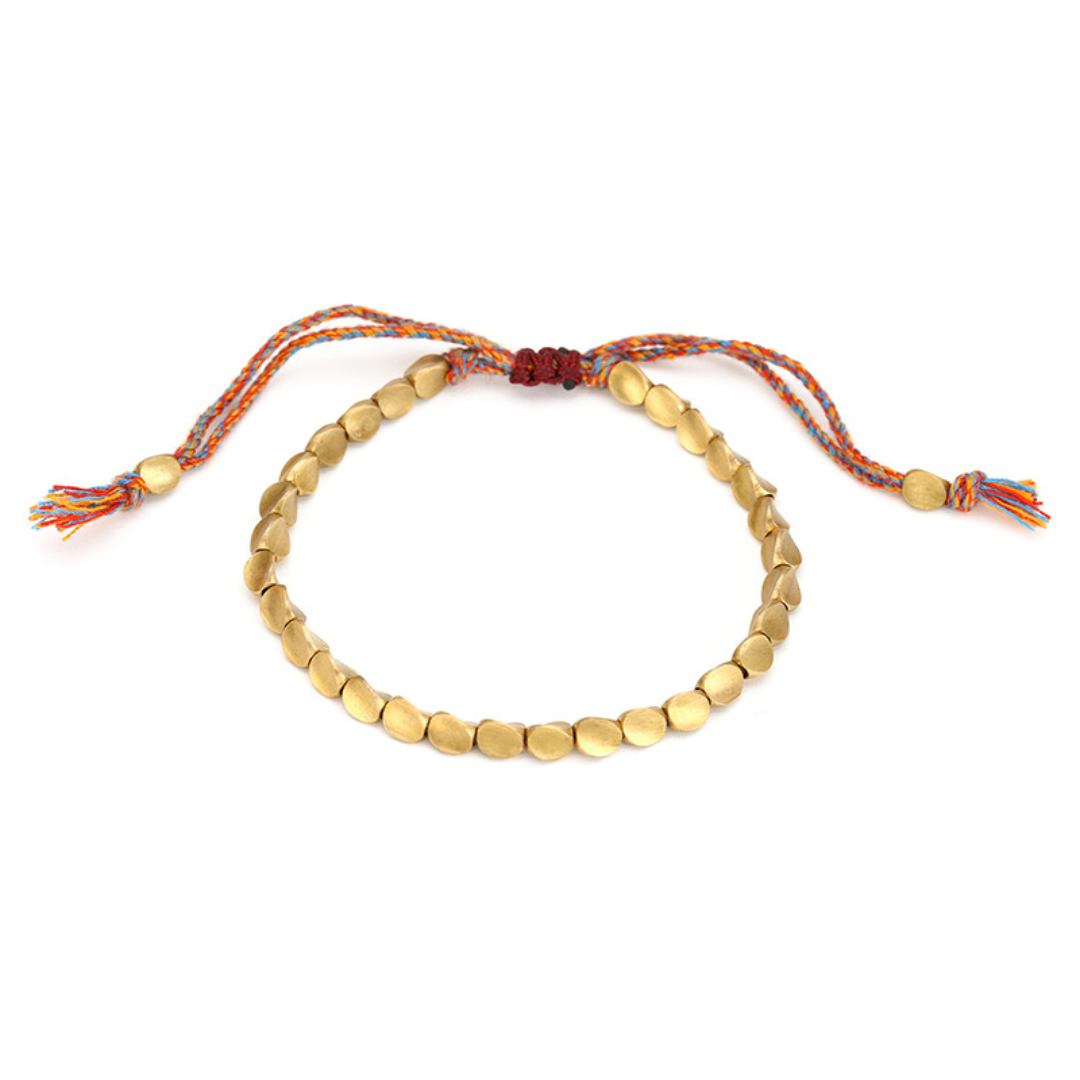 Bracelet "Éclat Talisman" en cuivre avec une rangée de perles mates et un cordon tressé multicolore