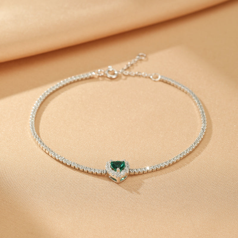 Bracelet tennis en argent 925 avec une émeraude en forme de cœur et des zircons brillants.