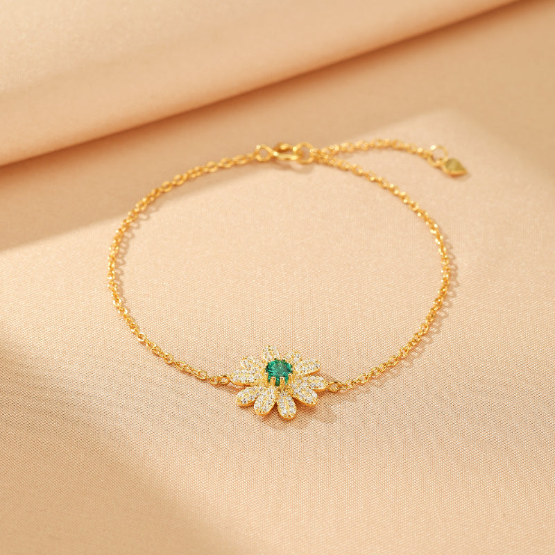 Bracelet en argent plaqué or 18 carats avec un motif de fleur d'émeraude sertie de diamants scintillants