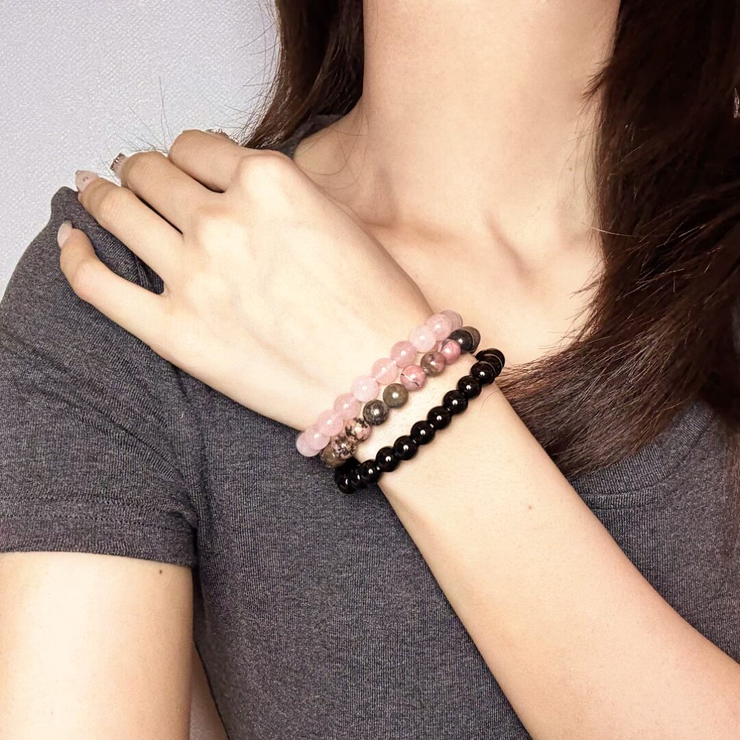 Bracelet élastique en pierres naturelles Trio: Onyx noir pour protection et force, Quartz Rose pour amour et tendresse, Rhodonite pour équilibre et paix intérieure. Bijou énergétique.