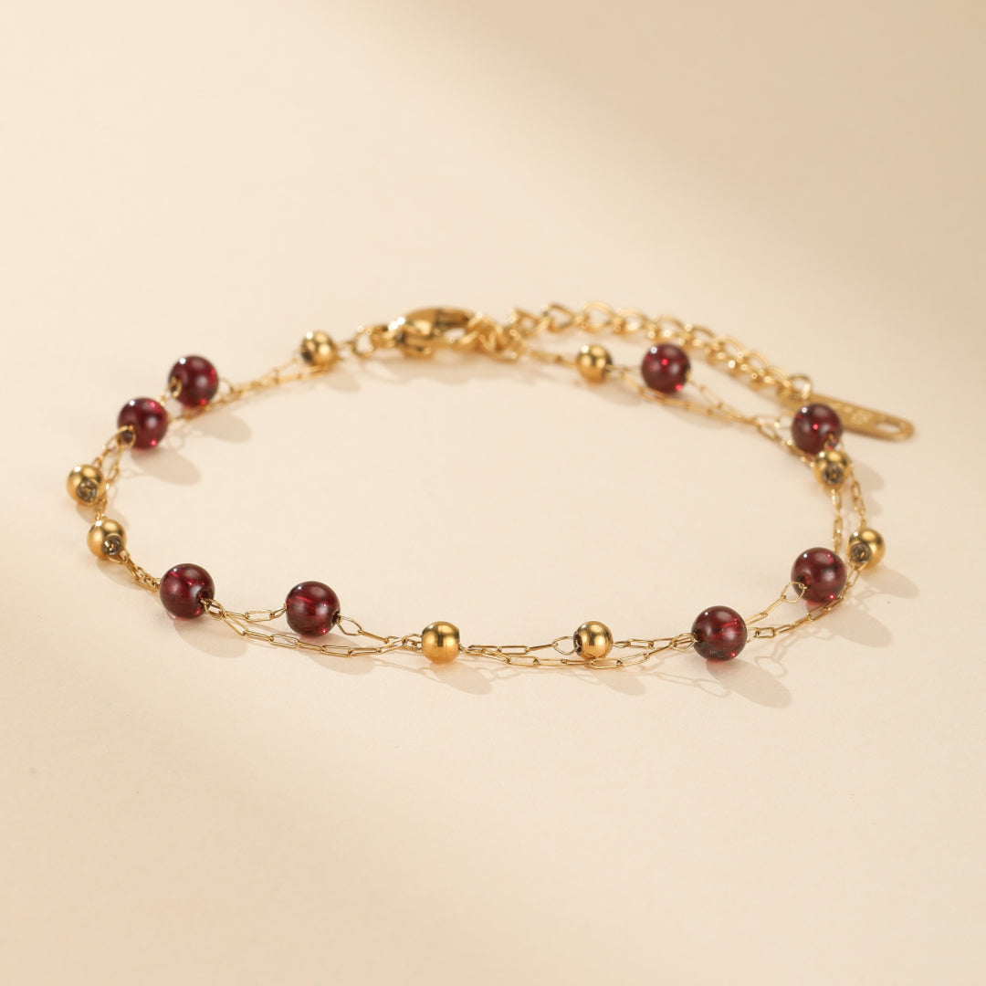 Bracelet plaqué or 18 carats avec deux chaînes fines ornées de perles grenat rondes et de petites perles dorées