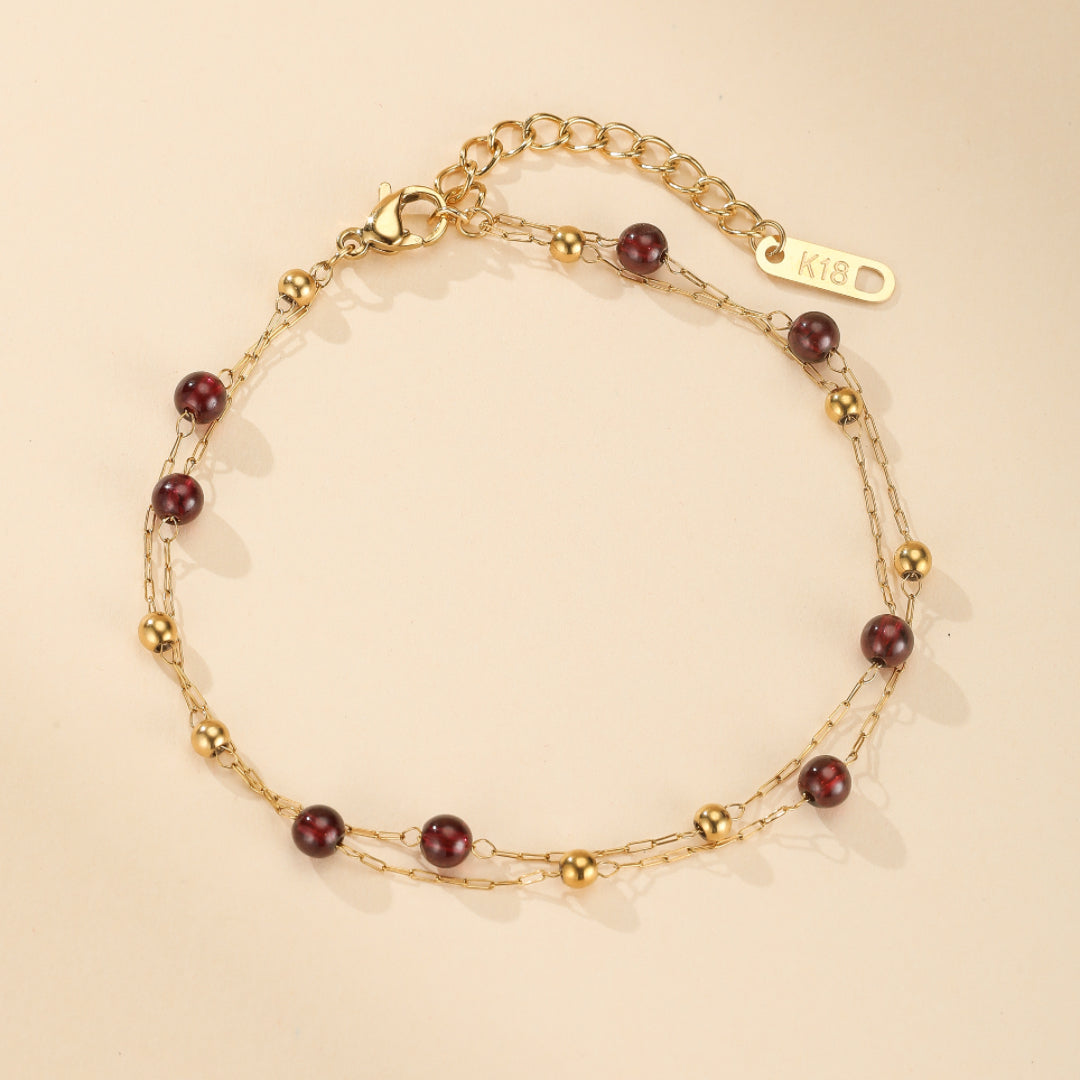 Bracelet double chaîne plaqué or 18K avec perles grenat et billes dorées, fermoir mousqueton