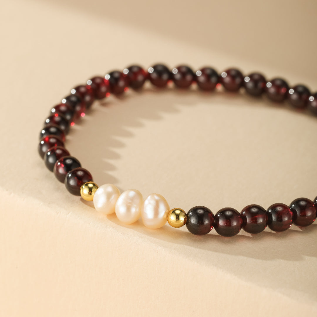 Bracelet Grenat et Perle – Murmures du Crépuscule, Or 14K Laminé