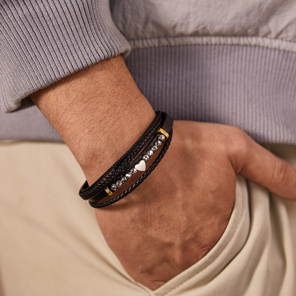 Bracelet homme multicouche en cuir noir avec perles argentées et un pendentif cœur blanc.