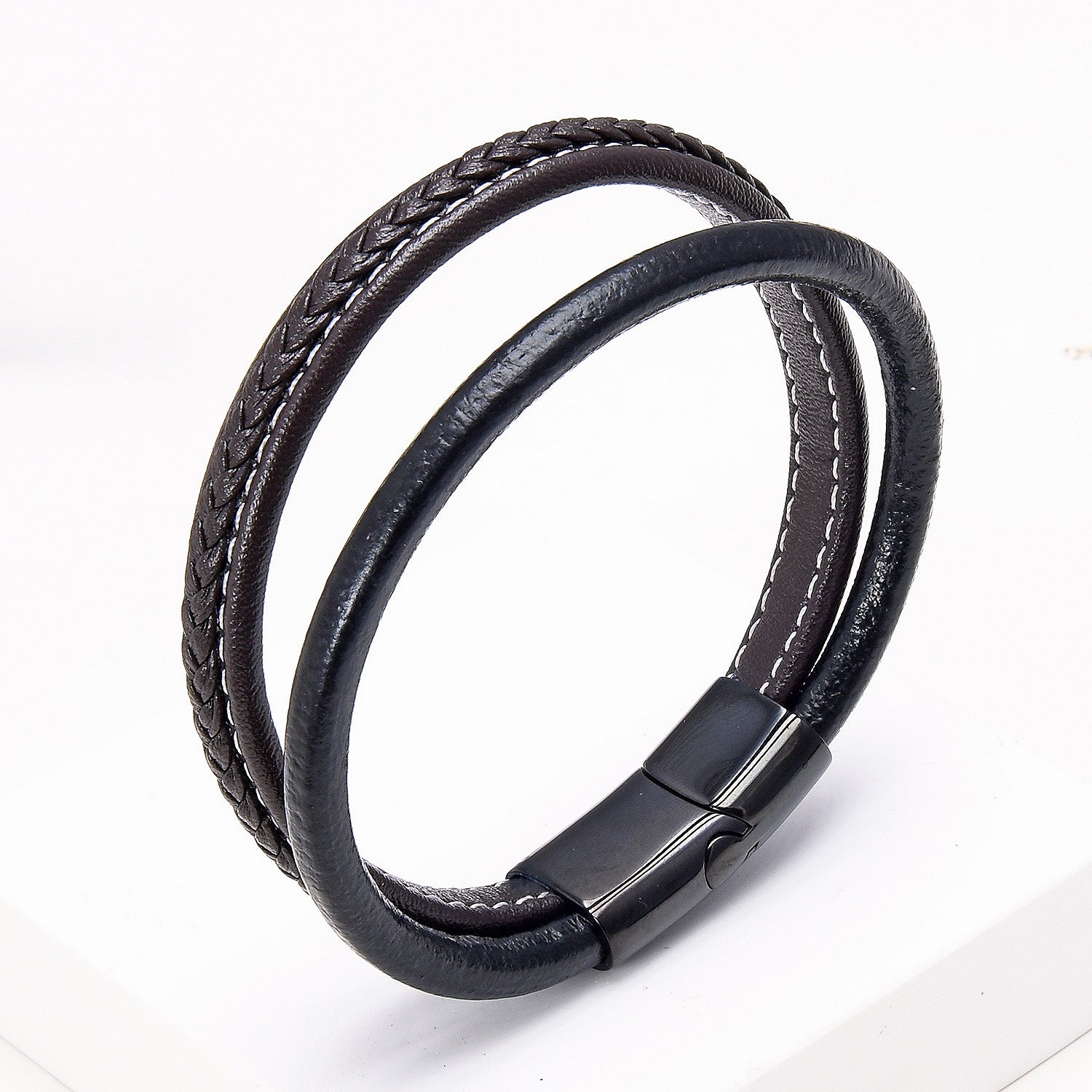 Bracelet homme double rang en cuir tressé marron et cuir lisse noir avec fermoir magnétique noir.