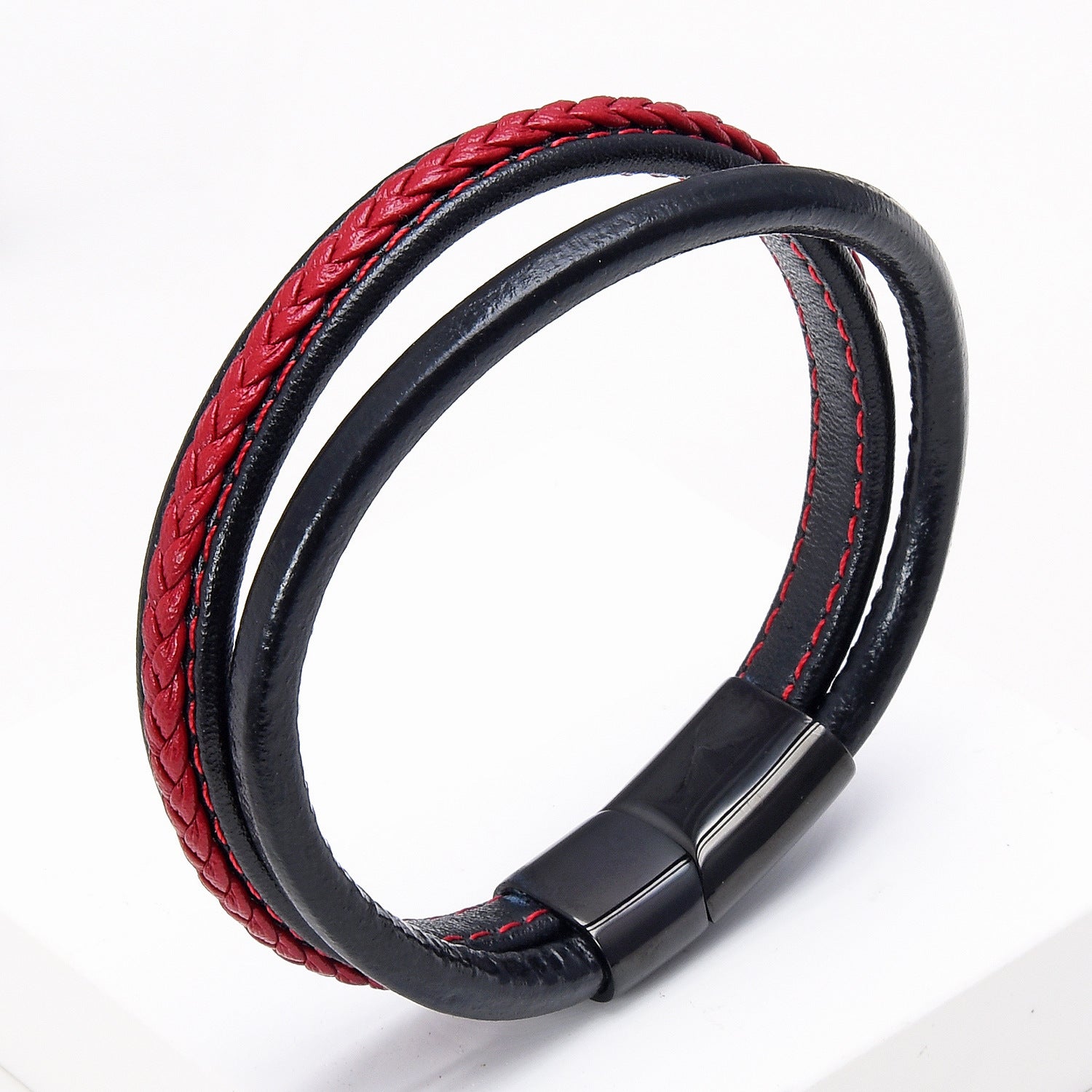 Bracelet homme bicolore noir et rouge en cuir tressé et lisse, avec fermoir magnétique noir.