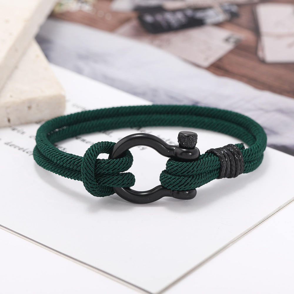 Bracelet homme en corde de style Milan, couleur vert forêt, avec fermoir mousqueton noir mat.