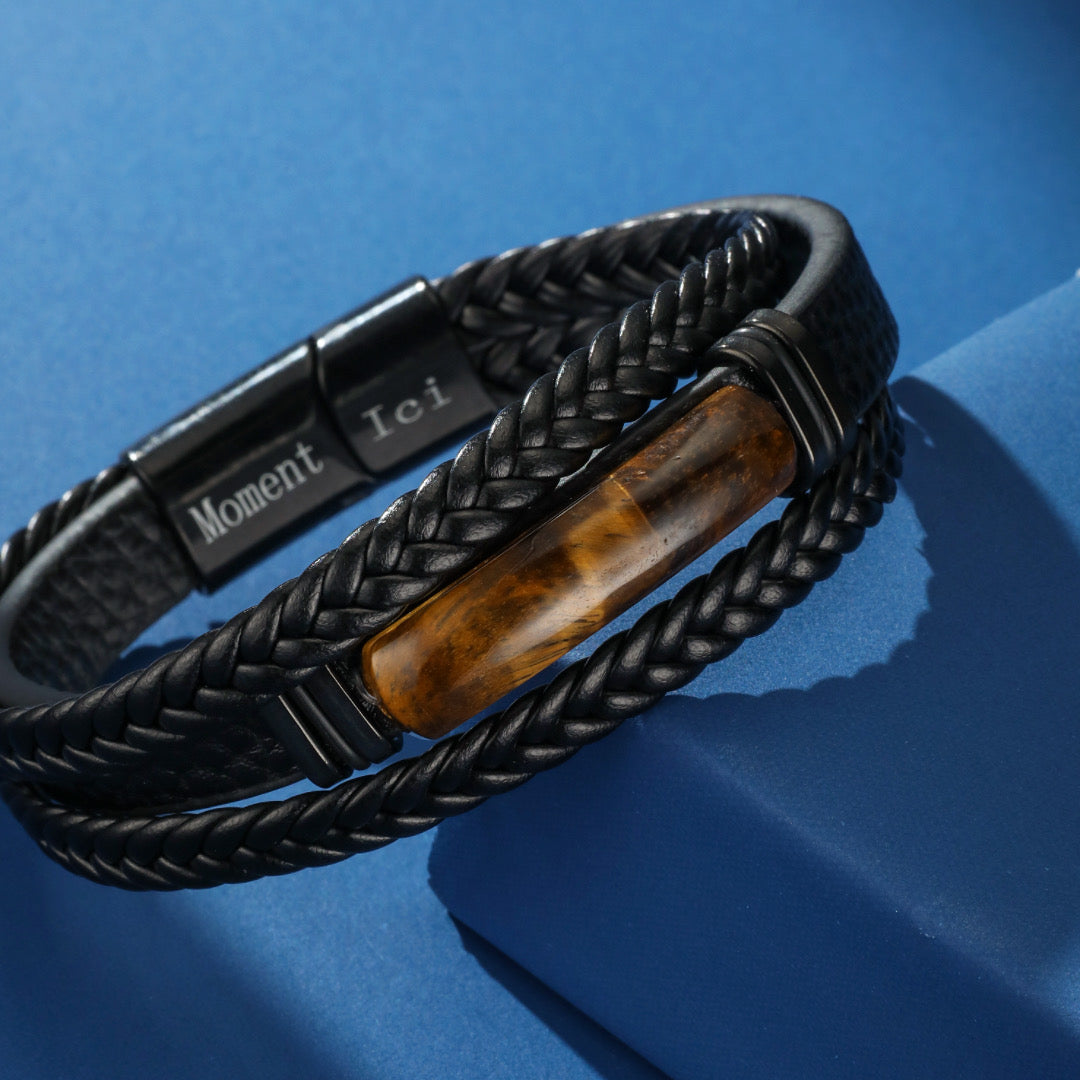 Bracelet homme en cuir tressé noir avec une pierre d'œil de tigre centrale et un fermoir gravé "Moment Ici".