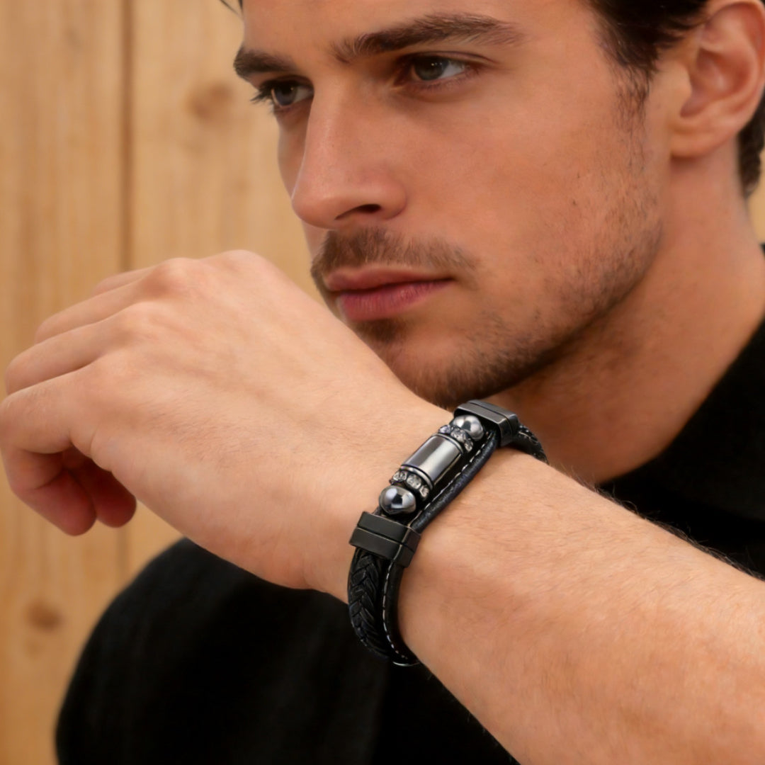 Bracelet homme en cuir tressé noir avec des perles d'hématite et un fermoir magnétique argenté. Bijou masculin style rock.