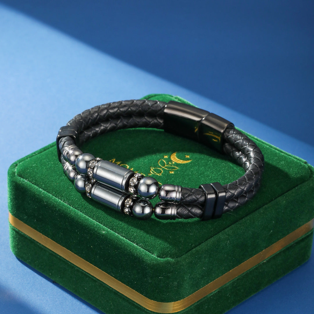 Bracelet masculin double rang en cuir tressé noir orné de perles rondes en hématite et de cylindres brillants, avec un fermoir magnétique.
