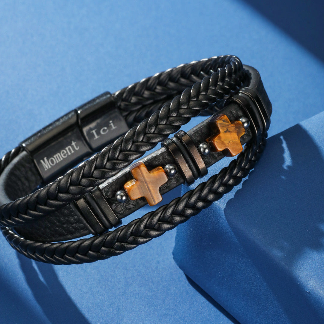 Bracelet homme en cuir noir tressé avec des croix en œil de tigre et un fermoir magnétique gravé "Moment Ici"