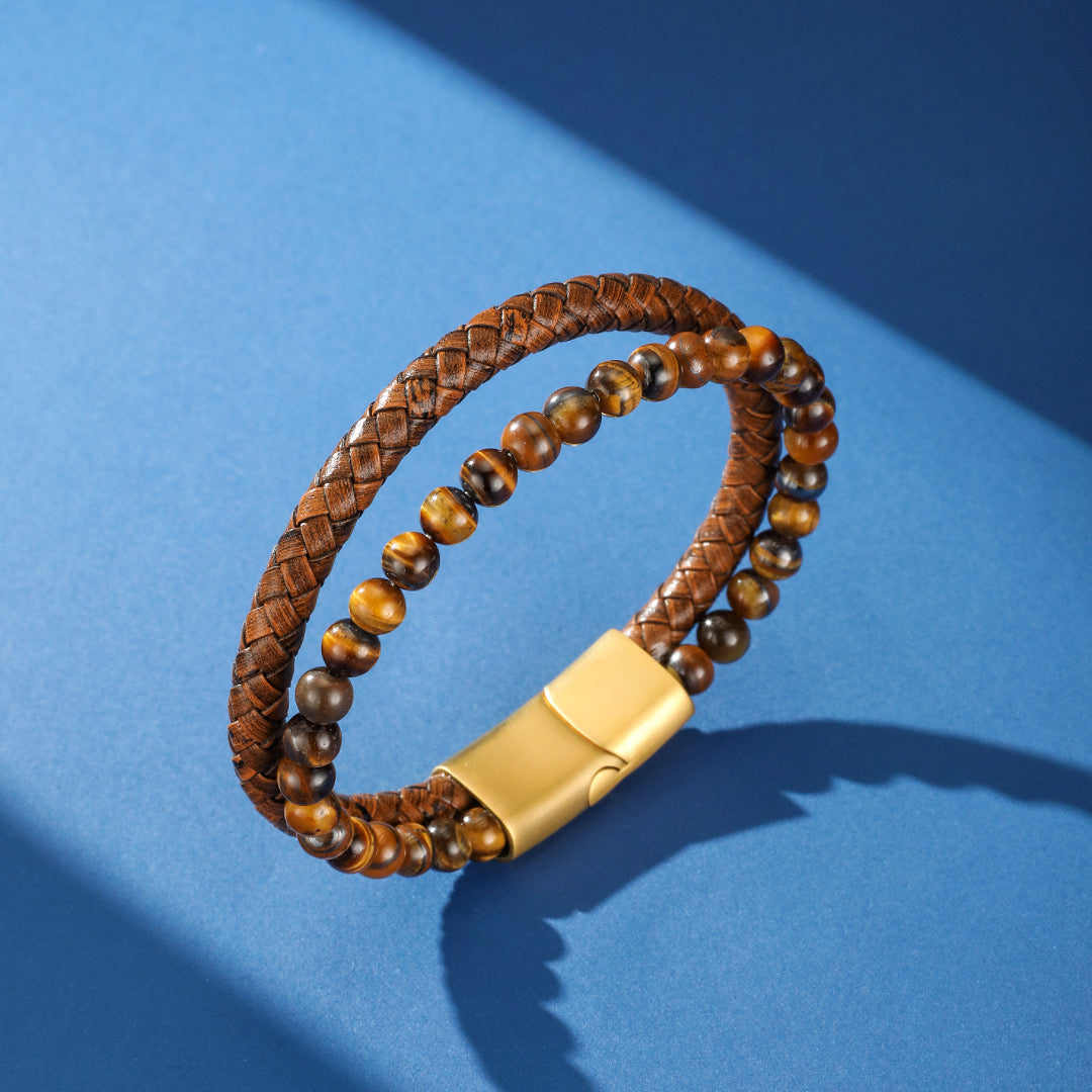 Bracelet pour homme en cuir tressé marron avec perles naturelles œil de tigre et fermoir magnétique doré, style force naturelle.