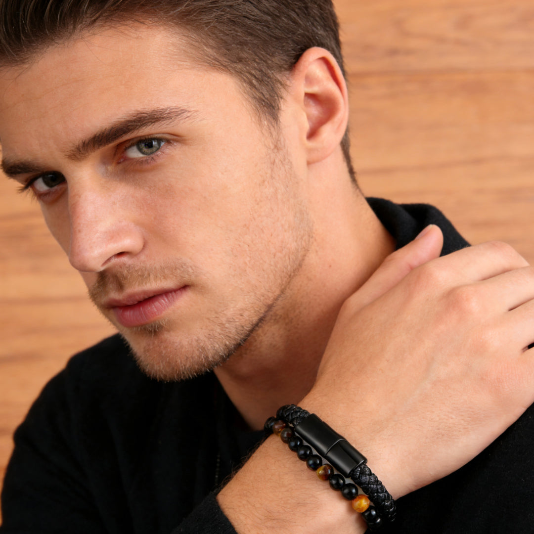 Bracelet homme Triple Force en cuir noir tressé et perles œil de tigre et pierre de lave, avec fermoir magnétique noir.