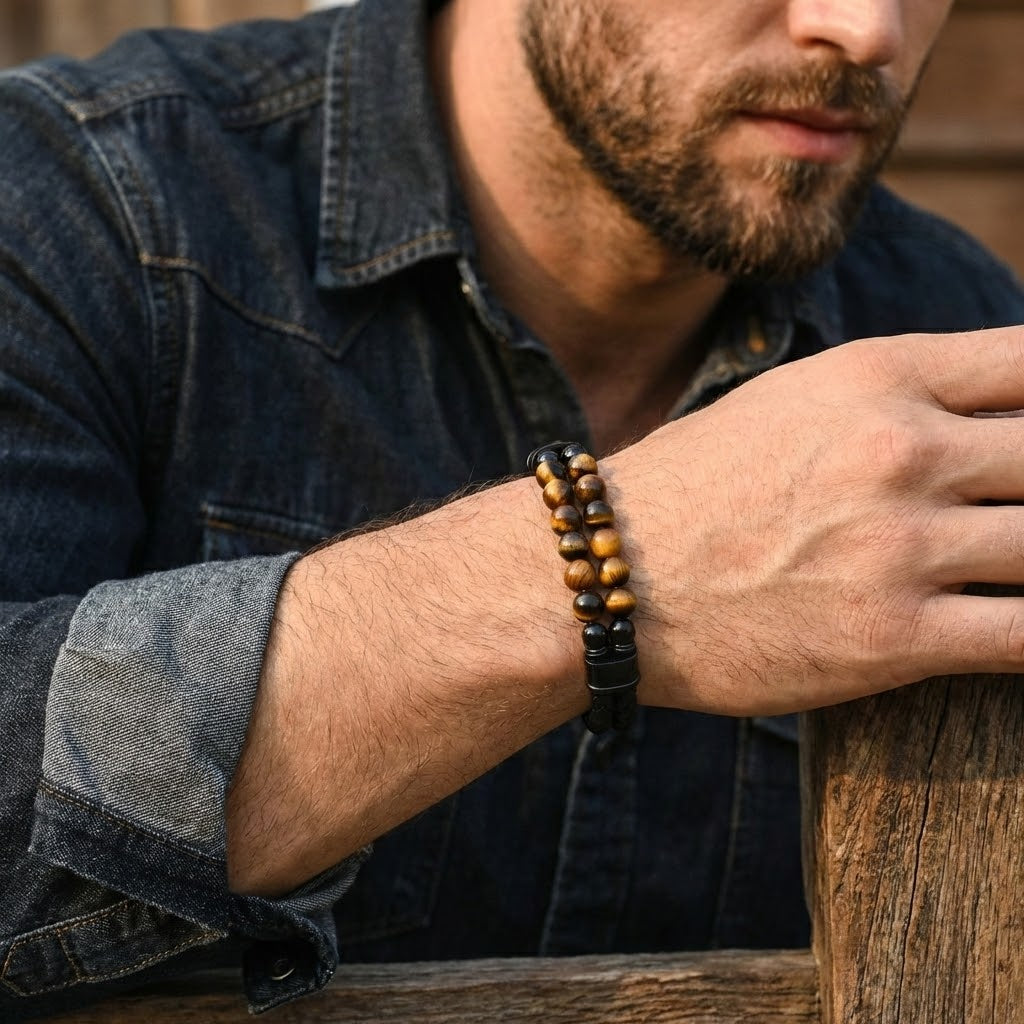 Bracelet Homme Cuir Œil de Tigre Regard Solaire, double rangée de perles œil de tigre sur cordon noir avec fermoir.