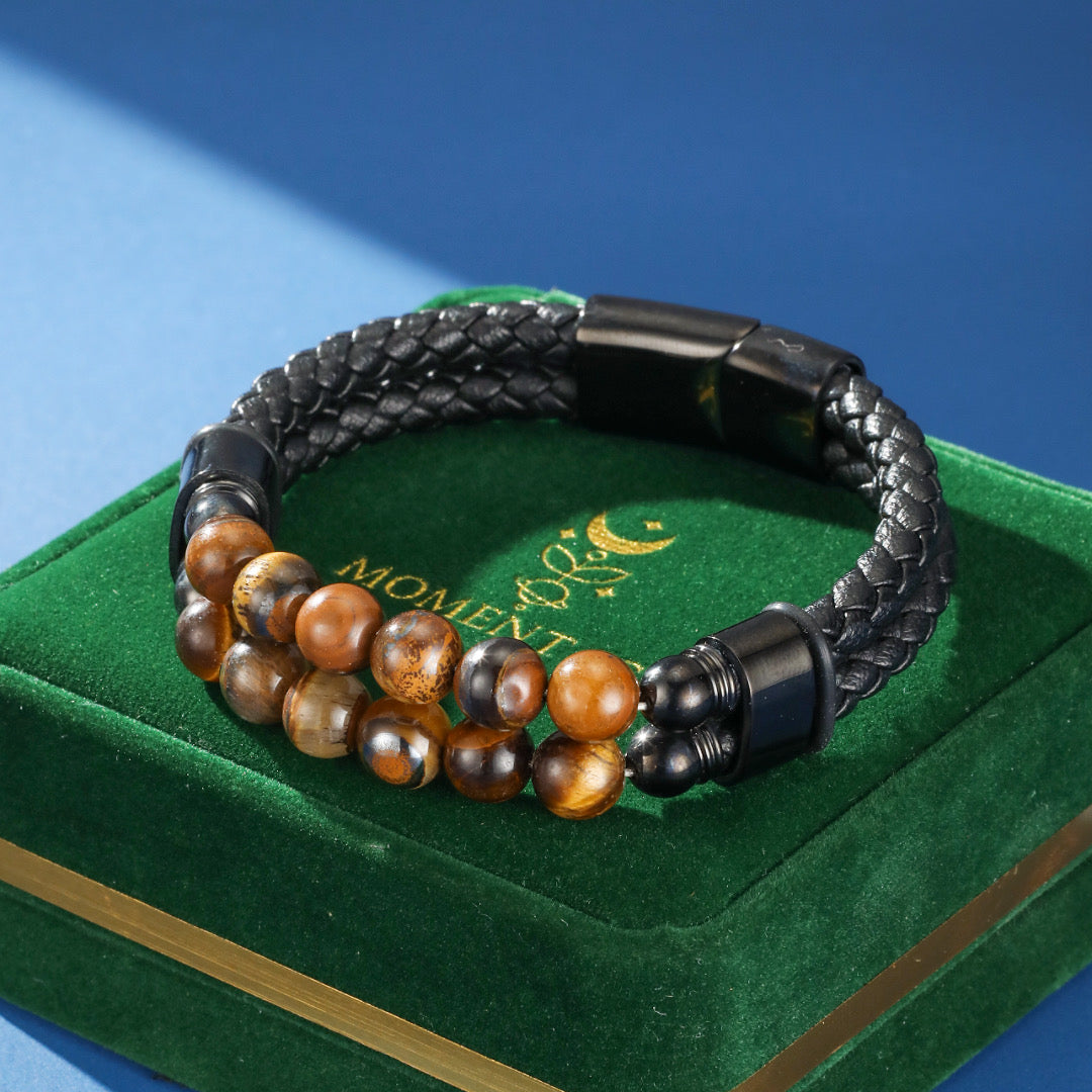 Bracelet homme avec cuir tressé noir et deux rangées de perles naturelles œil de tigre, fermoir magnétique noir.