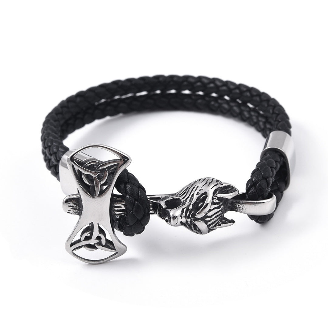 Bracelet en cuir tressé noir pour homme, orné d'un fermoir tête de loup et d'un marteau de Thor stylisé avec un symbole celtique.