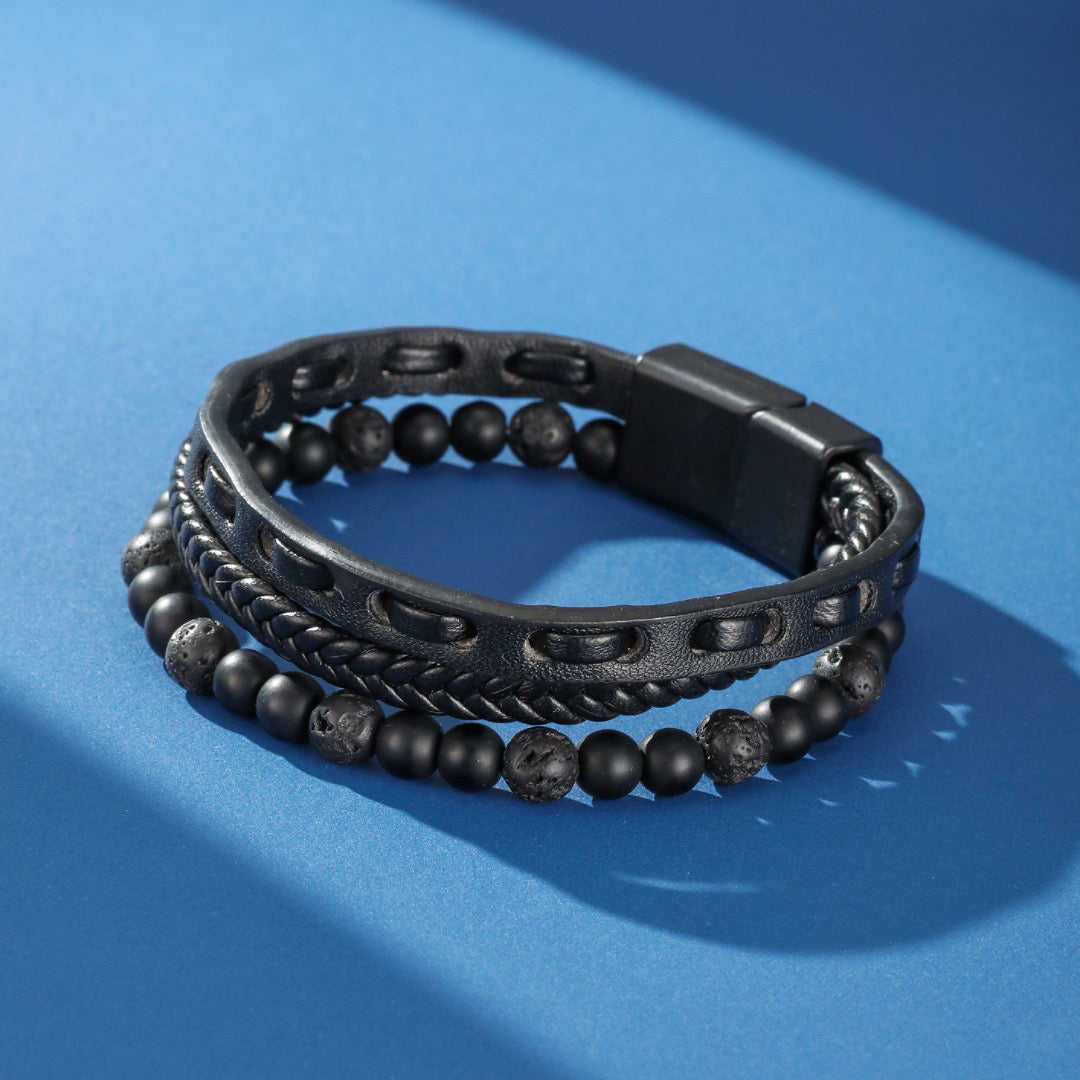 Bracelet homme cuir tressé avec perles de lave et fermoir magnétique noir.