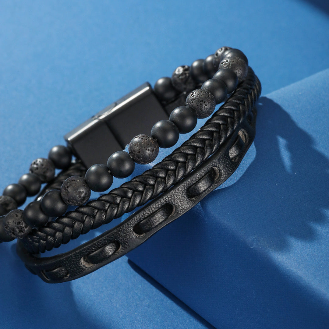 Bracelet homme cuir "Ombre Protectrice" en cuir tressé noir avec perles rondes mates et perles de lave, fermoir magnétique.