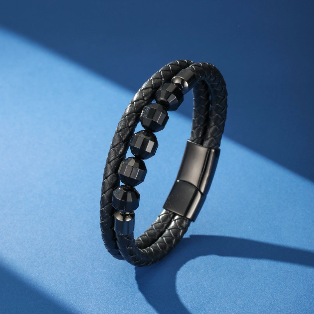 Bracelet pour homme en cuir tressé noir avec perles facettées en onyx noir et fermoir magnétique.