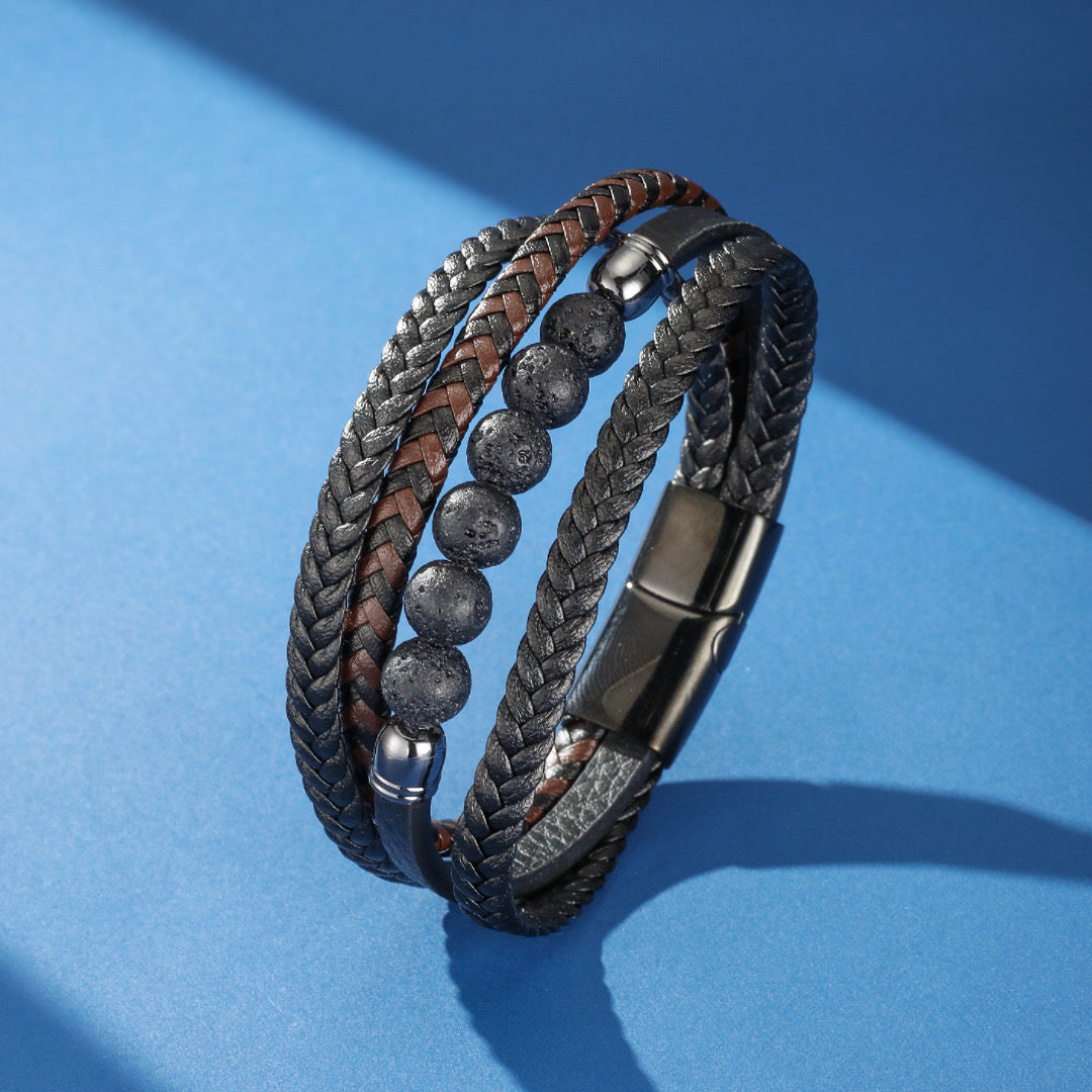 Bracelet homme en cuir tressé noir et marron avec perles de pierre de lave et fermoir magnétique.