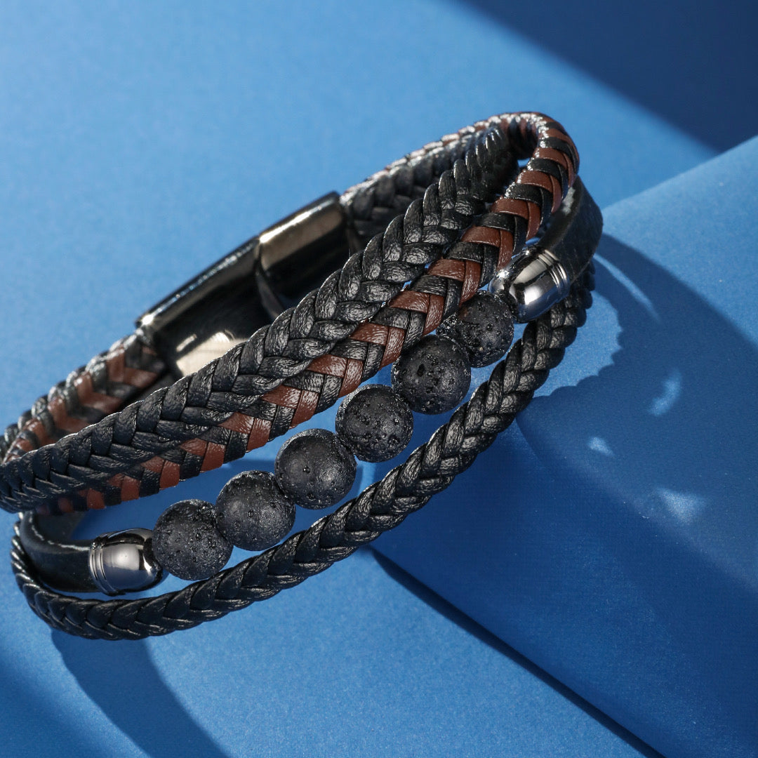 Bracelet homme multicouche en cuir tressé noir et marron, avec des perles de pierre de lave et un fermoir magnétique.
