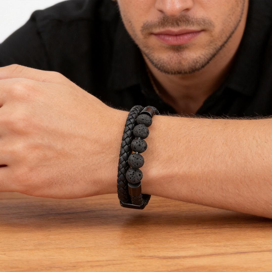 Bracelet homme double rang en cuir tressé noir et perles de pierre de lave volcanique naturelle.