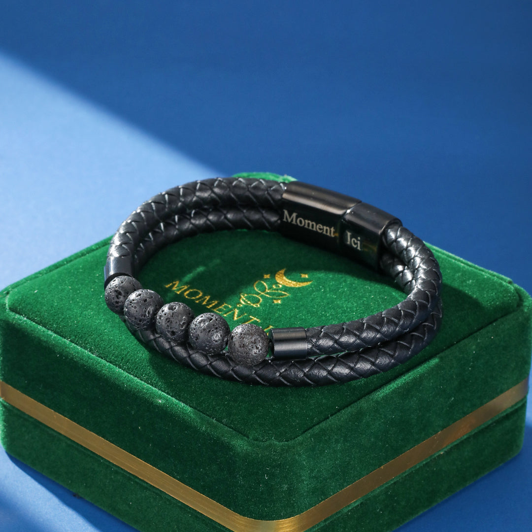 Bracelet homme double rang en cuir tressé noir avec perles de pierre de lave naturelle et fermoir magnétique gravé "Moment Ici".