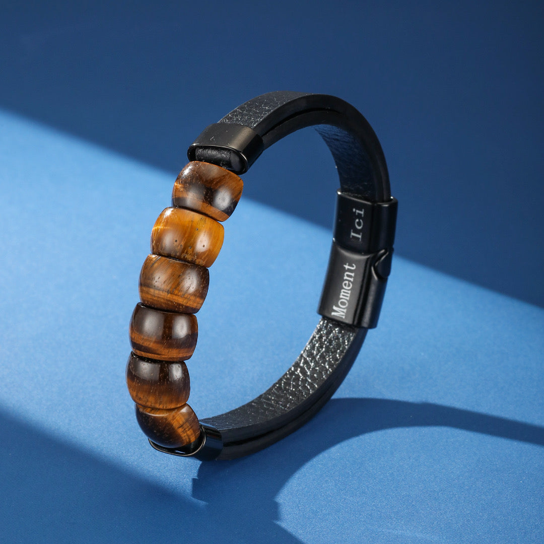 Bracelet homme en cuir noir avec perles naturelles œil de tigre et fermoir magnétique gravé "Moment Içi"
