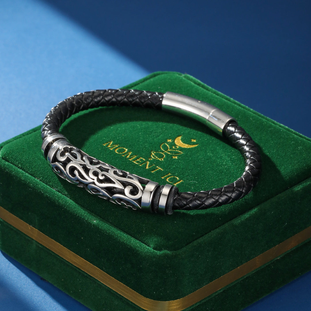 Bracelet homme en cuir tressé noir avec un tube central argenté orné de motifs tribaux et un fermoir magnétique