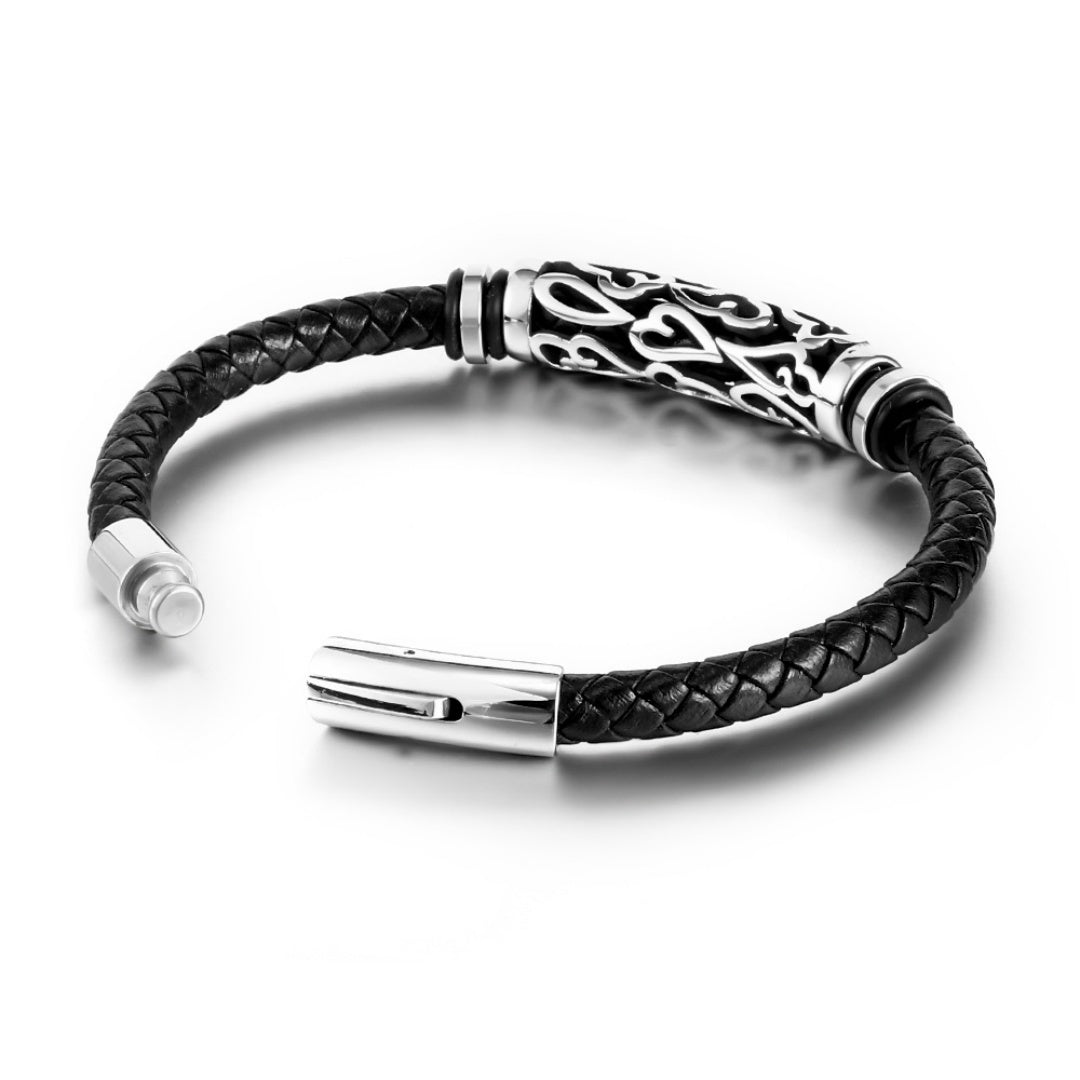 Bracelet homme en cuir tressé noir avec un tube argenté ajouré de motifs tribaux et un fermoir sécurisé.