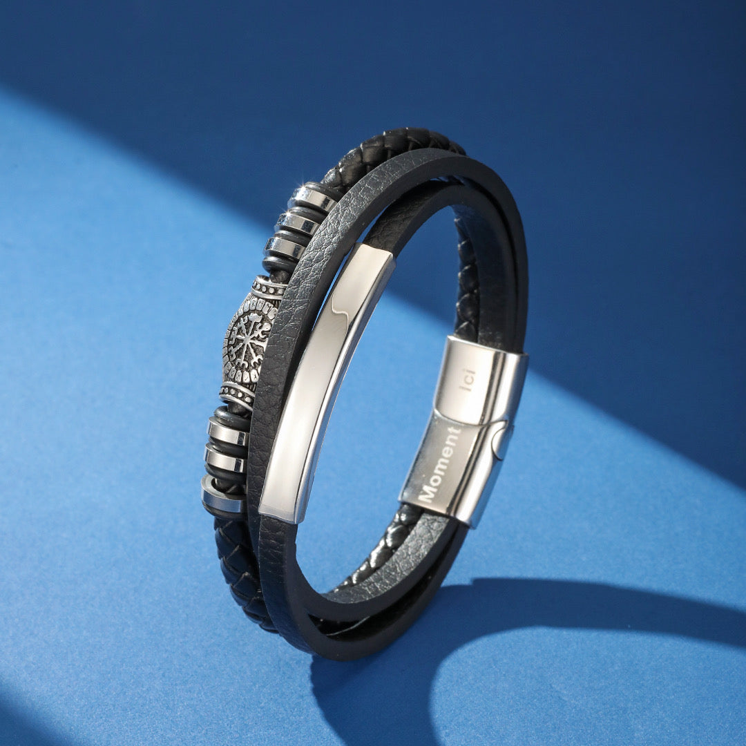 Bracelet en cuir tressé multicouche pour homme, avec fermoir magnétique argenté gravé 'Moment Ici' et un pendentif rond orné d'un compas Vegvisir.