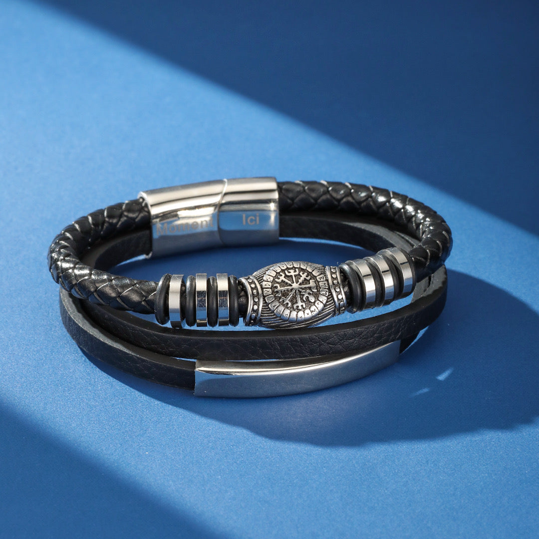 Bracelet homme en cuir noir tressé et lisse avec fermoir magnétique argenté et pendentif compas Vegvisir viking.