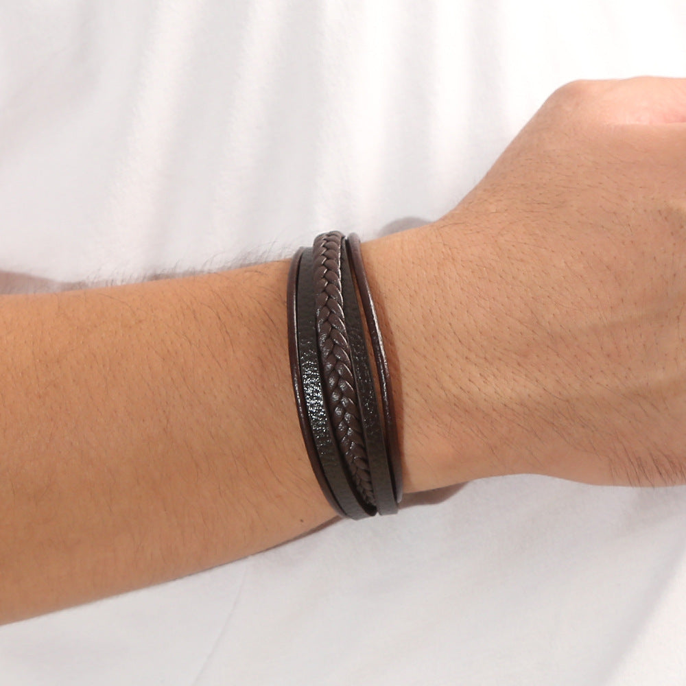 Bracelet homme enveloppant en cuir marron foncé, composé de plusieurs lanières dont une tressée.