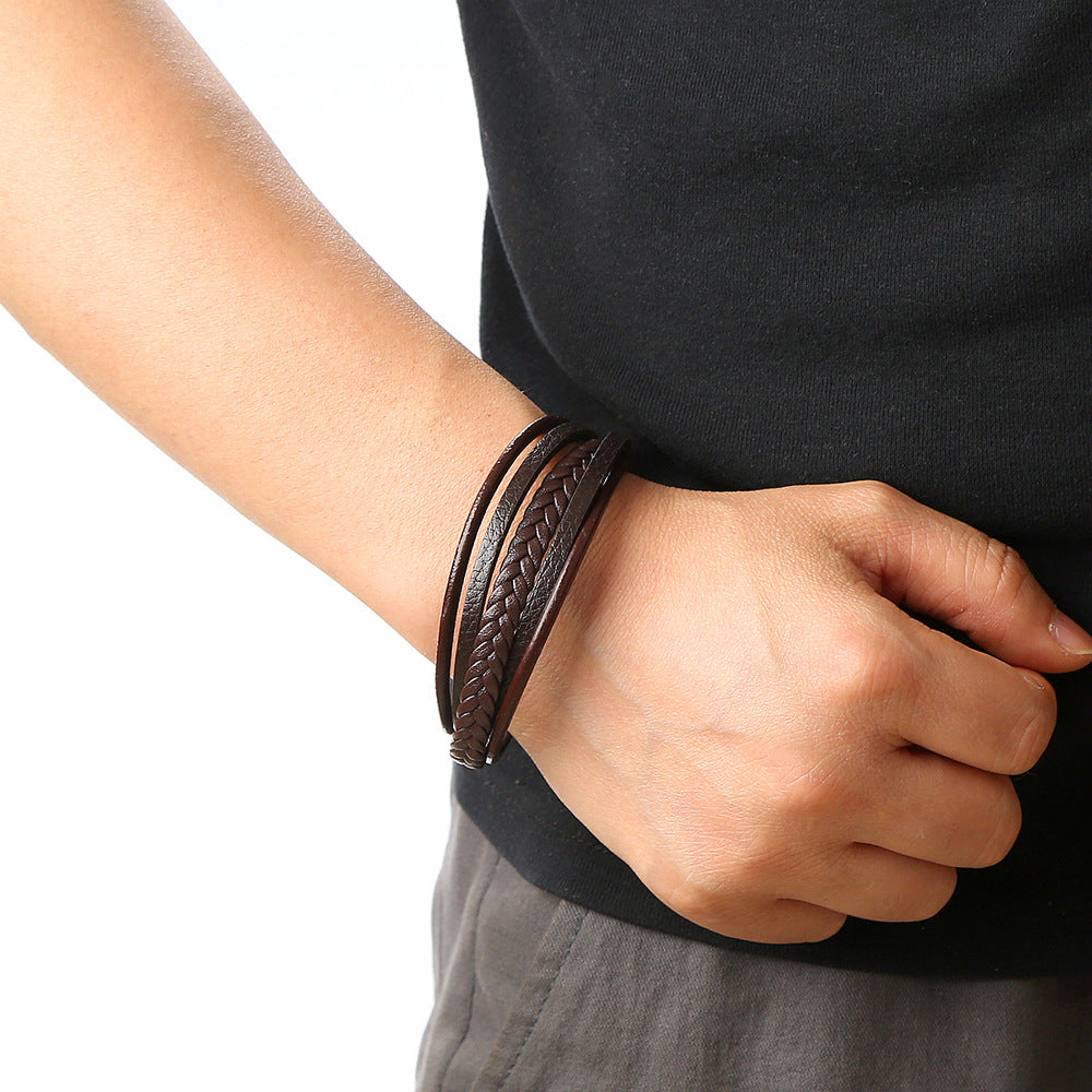 Bracelet homme multicouche en cuir marron tressé et lisse, style enveloppant, sur un poignet