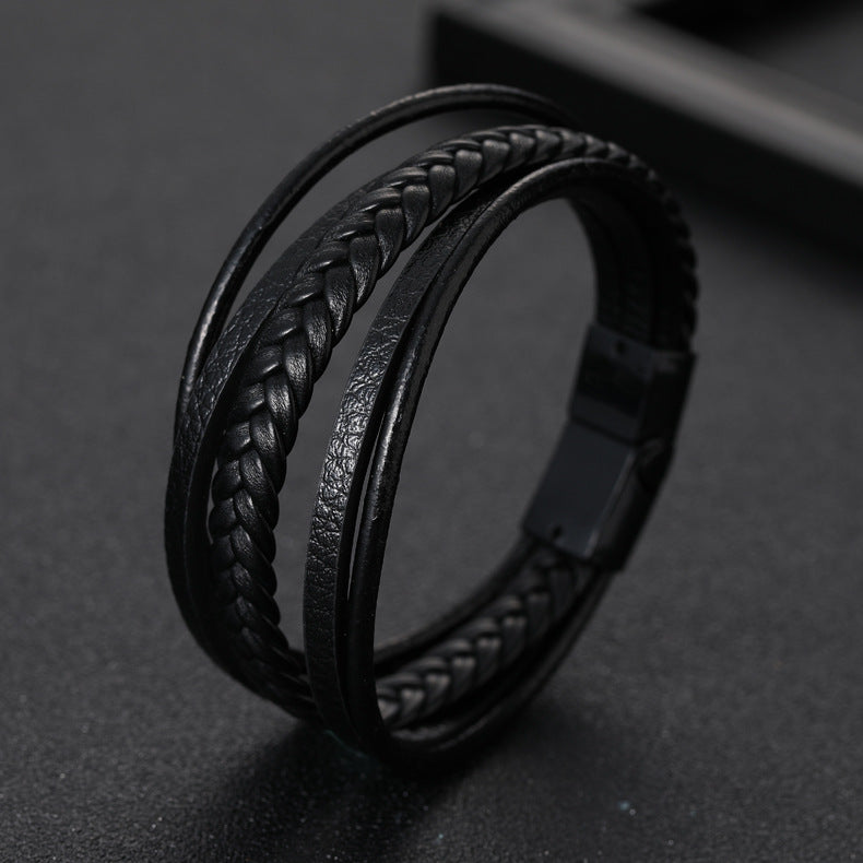 Bracelet homme enveloppant en cuir noir tressé avec fermoir aimanté noir.