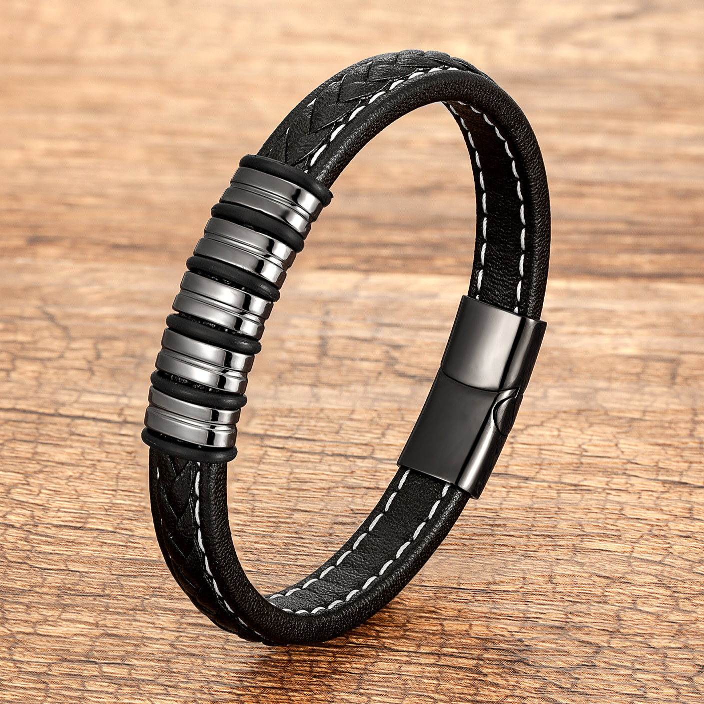 Bracelet homme en cuir tressé noir avec détails en métal argenté et fermoir noir