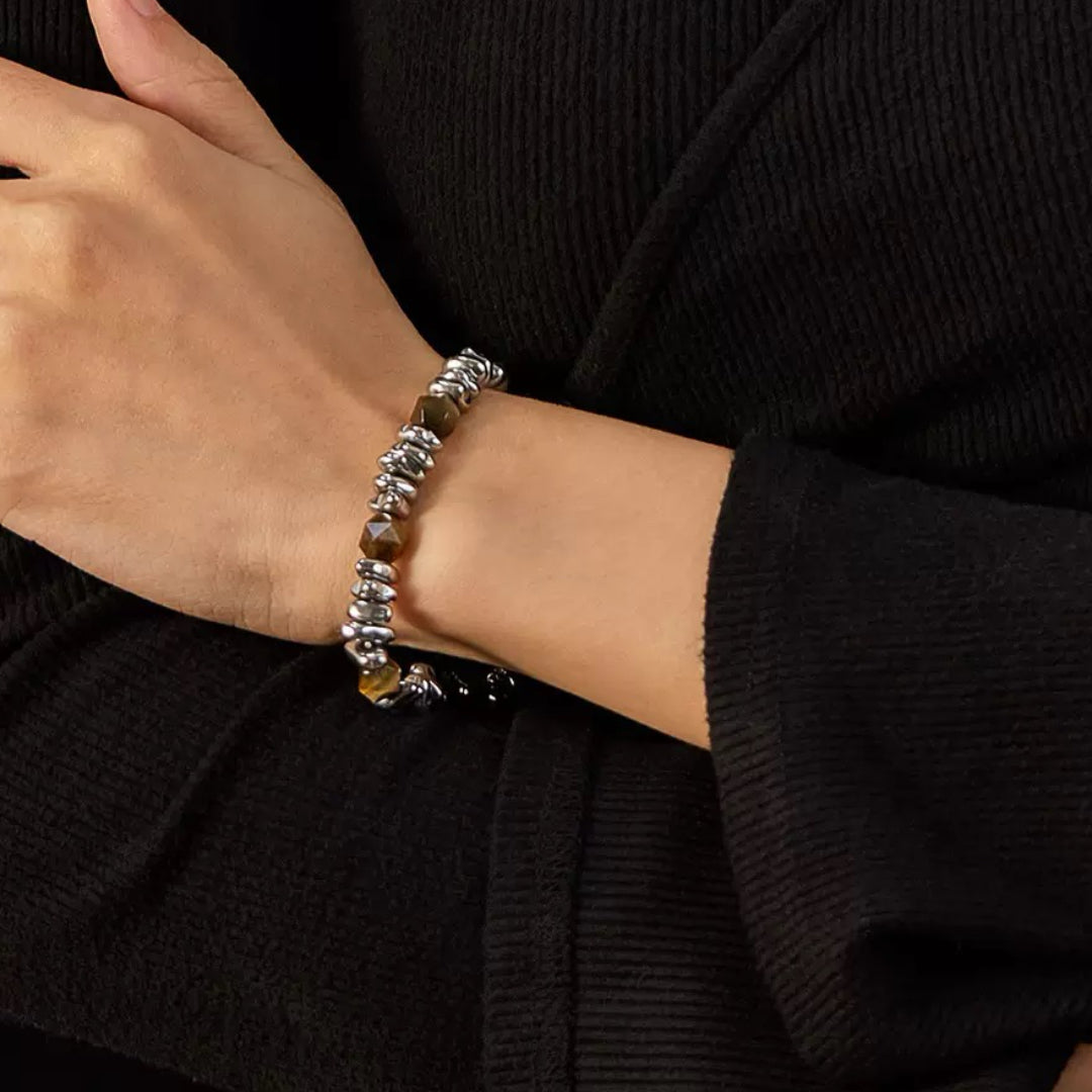 Bracelet homme Prisme Minéral en œil de tigre et perles argentées texturées, porté au poignet.